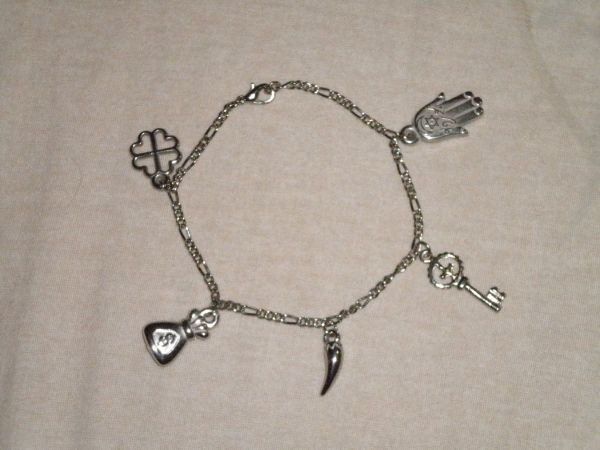 Pulseira com pingentes desejos realizados
